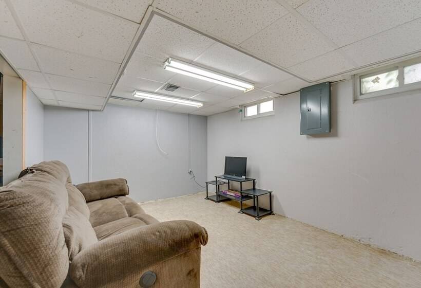 Pet Friendly Dearborn Home < 2 Mi To Downtown!