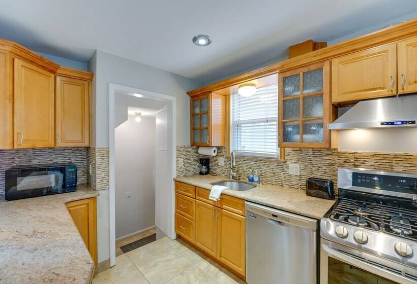 Pet Friendly Dearborn Home < 2 Mi To Downtown!