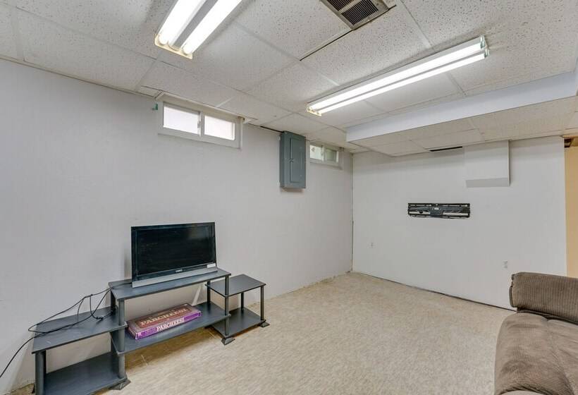 Pet Friendly Dearborn Home < 2 Mi To Downtown!