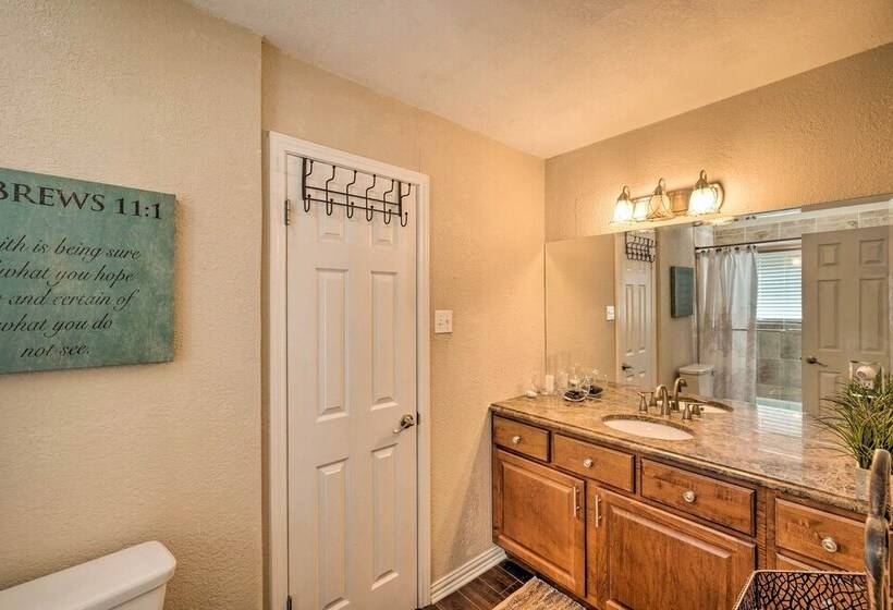 Pet Friendly Home ~ 6 Mi To Downtown Fort Worth!