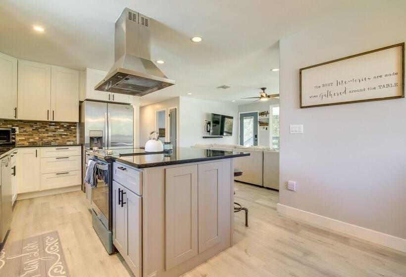 Lago Vista Vacation Rental W/ Fireplace!