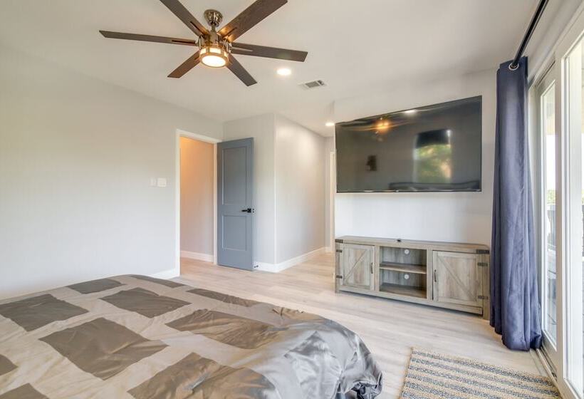 Lago Vista Vacation Rental W/ Fireplace!