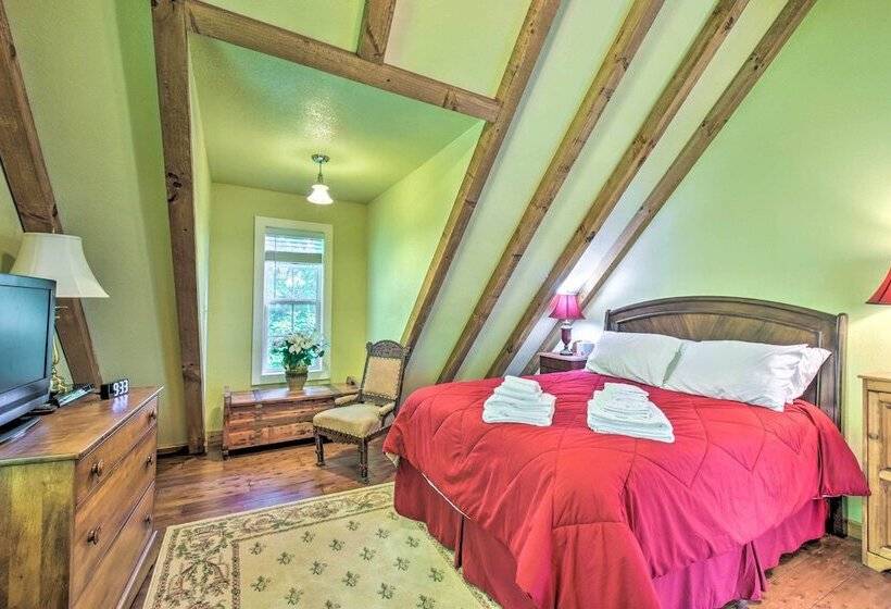 3 Mi To Museums: Smoky Mountains Cabin W/ Deck