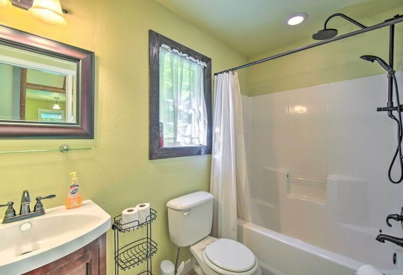 3 Mi To Museums: Smoky Mountains Cabin W/ Deck