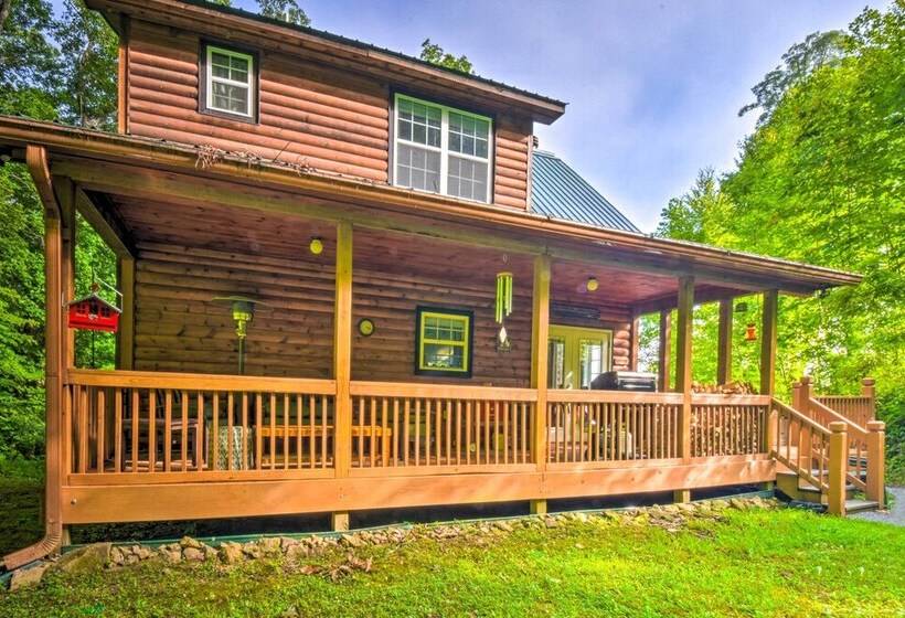3 Mi To Museums: Smoky Mountains Cabin W/ Deck
