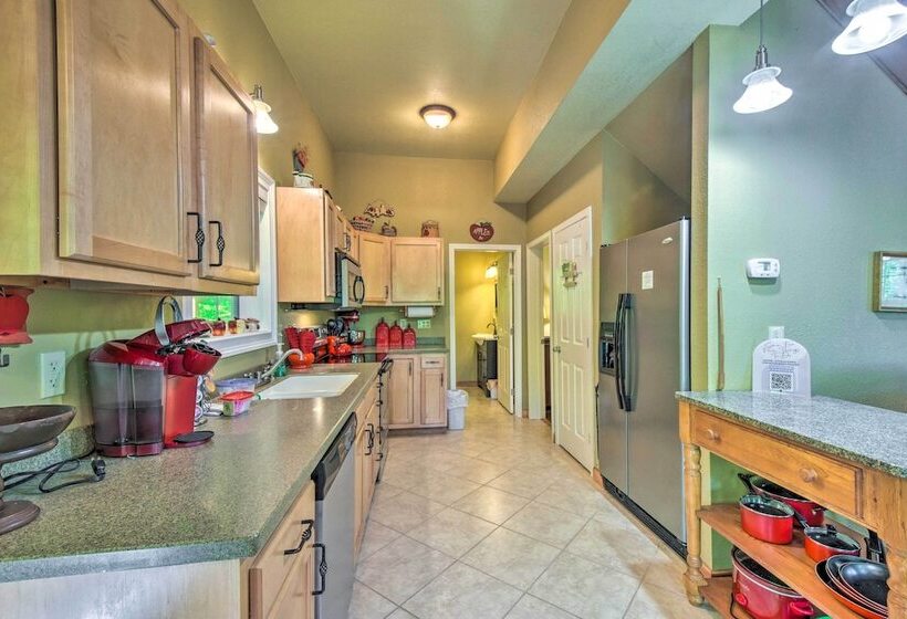 3 Mi To Museums: Smoky Mountains Cabin W/ Deck