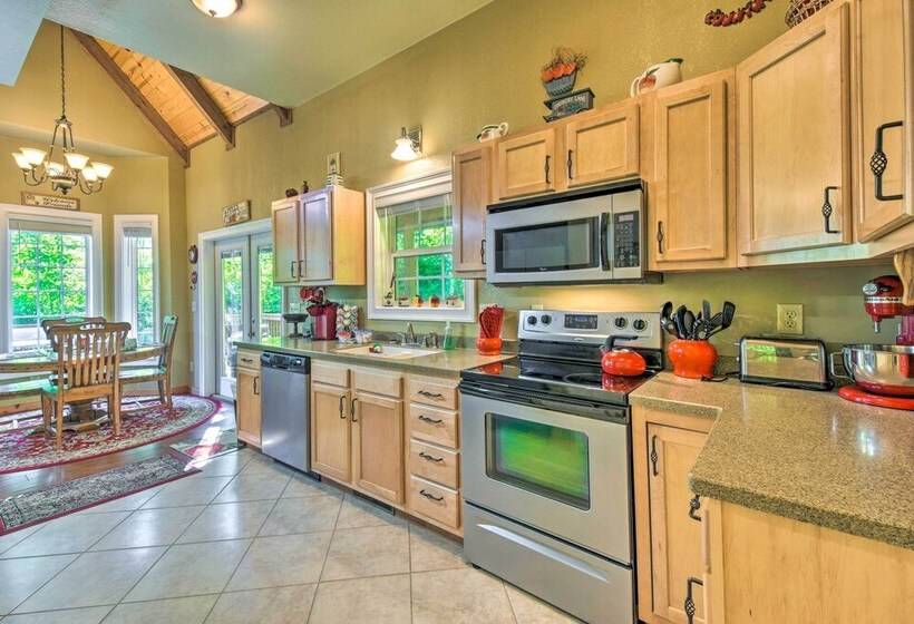 3 Mi To Museums: Smoky Mountains Cabin W/ Deck