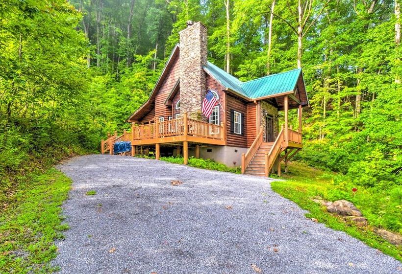 3 Mi To Museums: Smoky Mountains Cabin W/ Deck