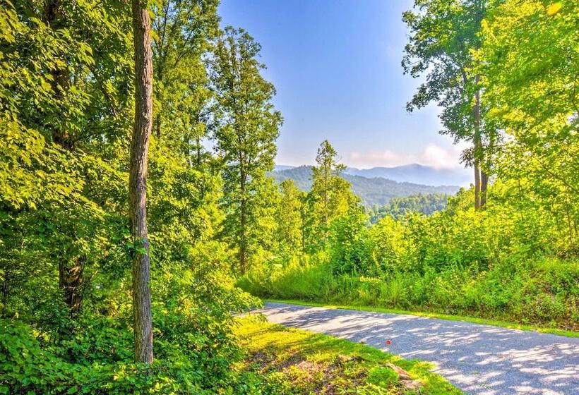 3 Mi To Museums: Smoky Mountains Cabin W/ Deck