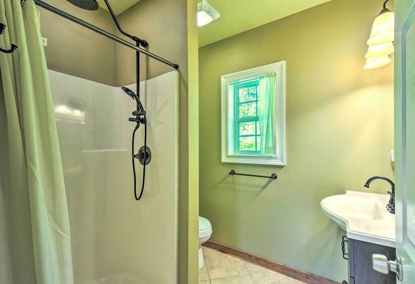 3 Mi To Museums: Smoky Mountains Cabin W/ Deck