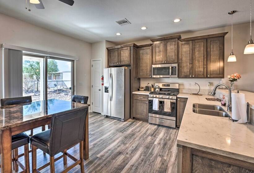 Pet Friendly Retreat   1 Block To Colorado River!