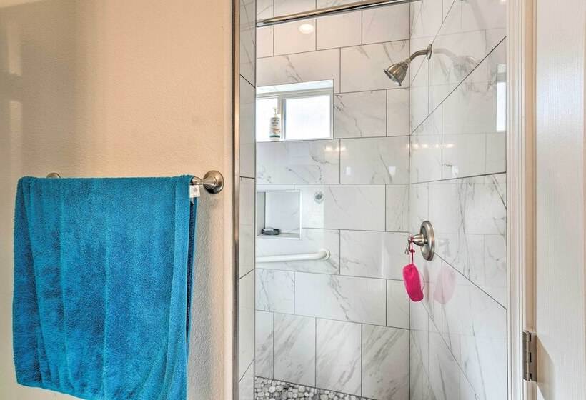 Pet Friendly Retreat   1 Block To Colorado River!