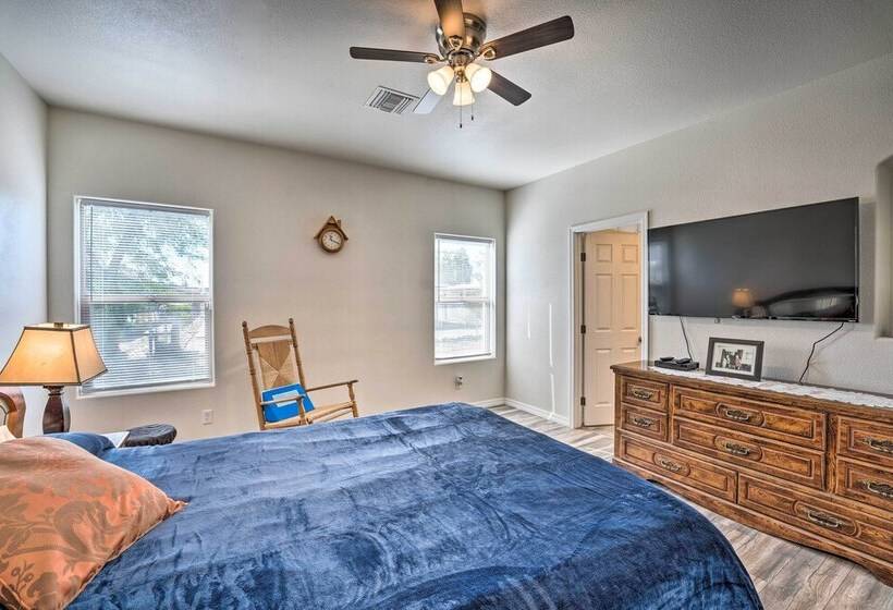 Pet Friendly Retreat   1 Block To Colorado River!