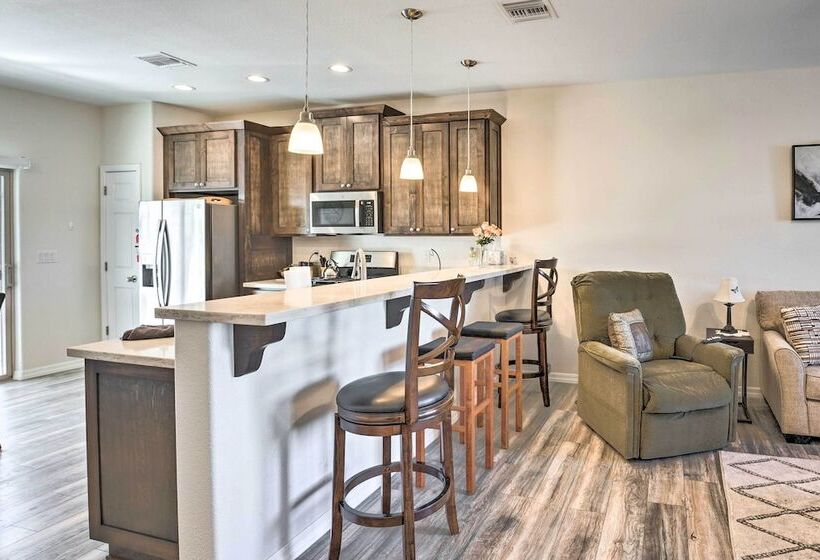 Pet Friendly Retreat   1 Block To Colorado River!