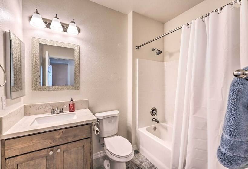 Pet Friendly Retreat   1 Block To Colorado River!