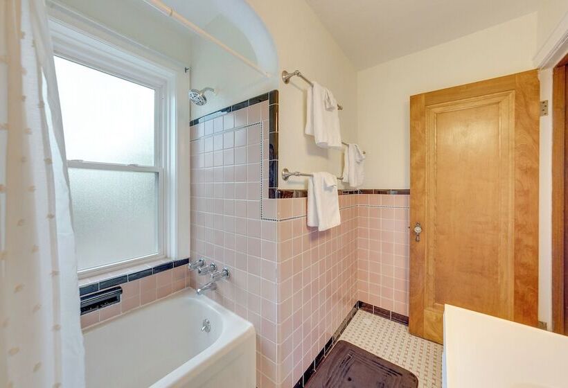 Pet Friendly St Louis Home W/ Grill & Backyard