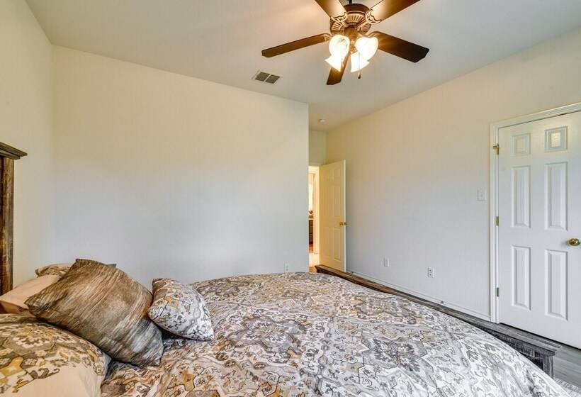 Large Yard: Pet Friendly Waxahachie Vacation Home!