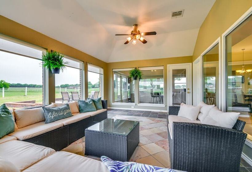 Large Yard: Pet Friendly Waxahachie Vacation Home!