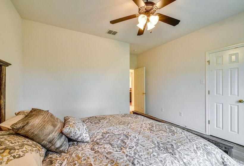 Large Yard: Pet Friendly Waxahachie Vacation Home!