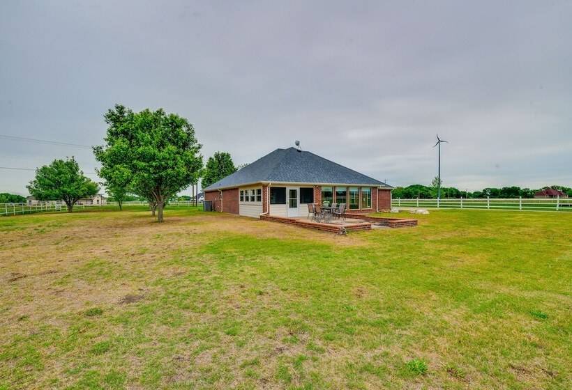 Large Yard: Pet Friendly Waxahachie Vacation Home!