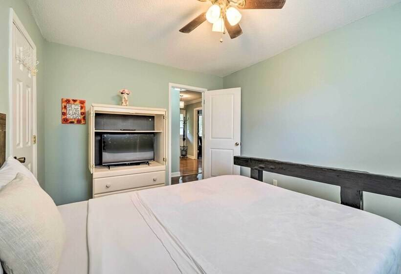 Pet Friendly Wilmington Home ~ 5 Mi To Beach!