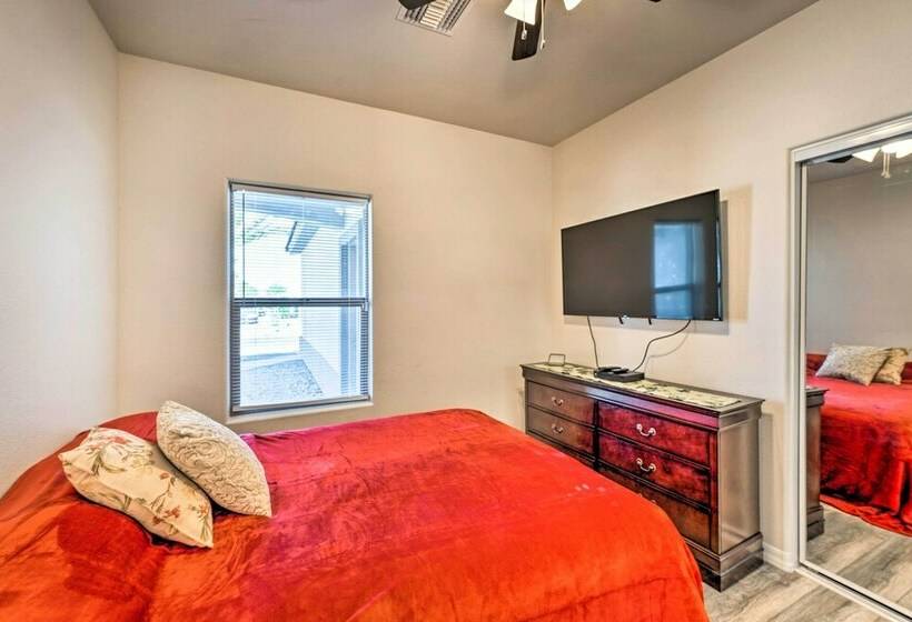 Pet Friendly Retreat   1 Block To Colorado River!