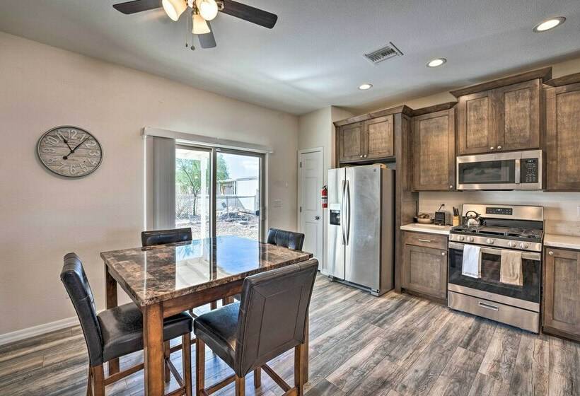 Pet Friendly Retreat   1 Block To Colorado River!