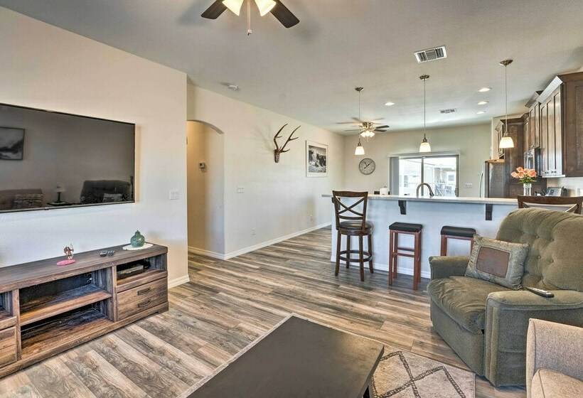 Pet Friendly Retreat   1 Block To Colorado River!