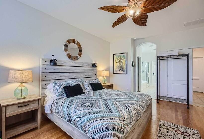 Phoenix Retreat W/ Heated Pool, Gas Grill & Yard!