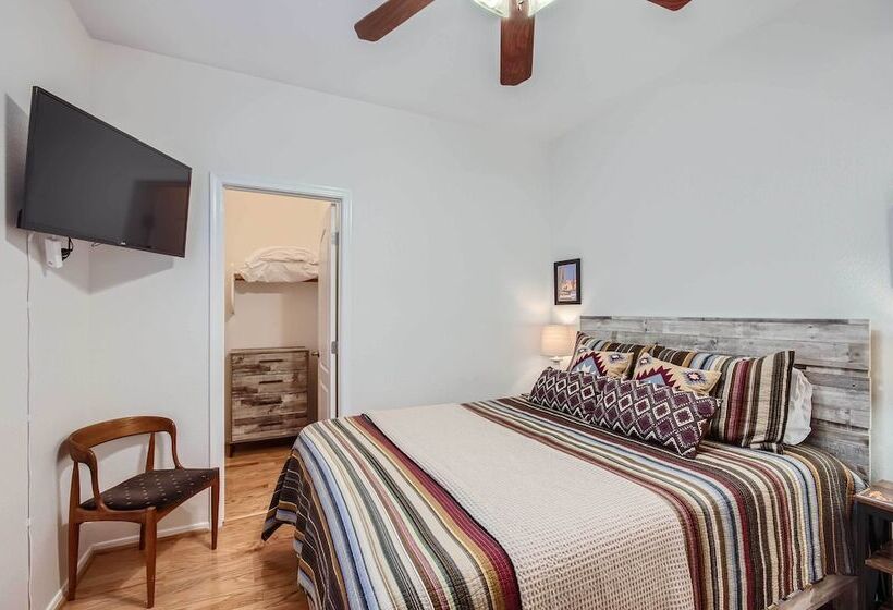 Phoenix Retreat W/ Heated Pool, Gas Grill & Yard!