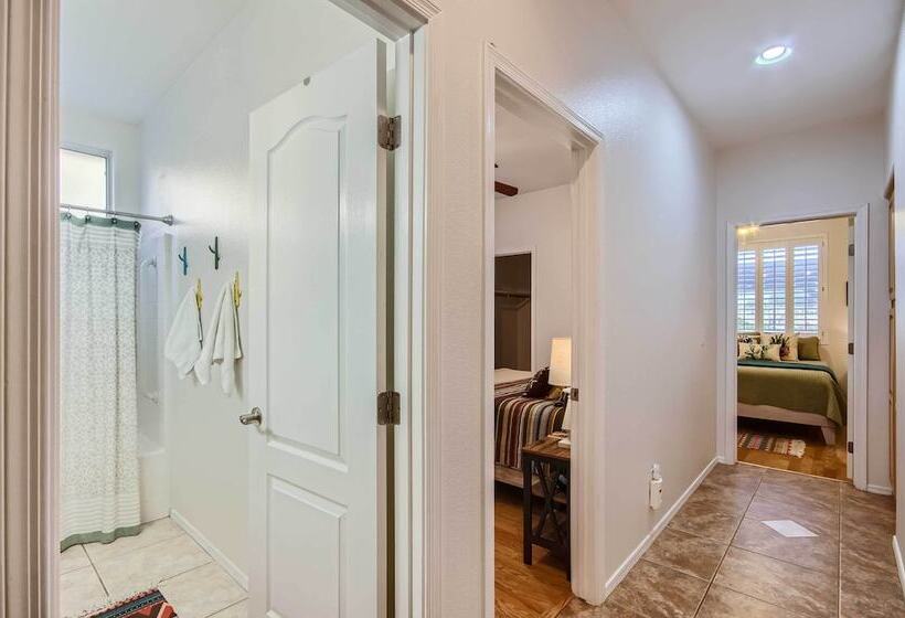 Phoenix Retreat W/ Heated Pool, Gas Grill & Yard!