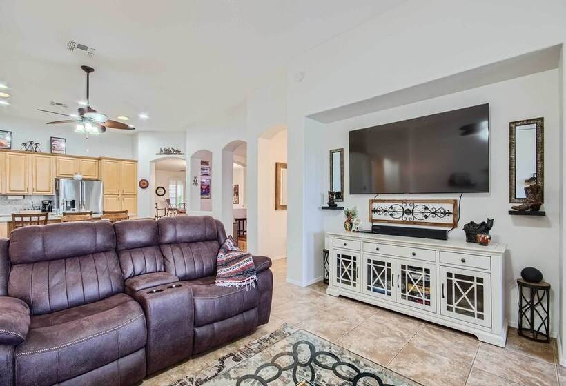 Phoenix Retreat W/ Heated Pool, Gas Grill & Yard!