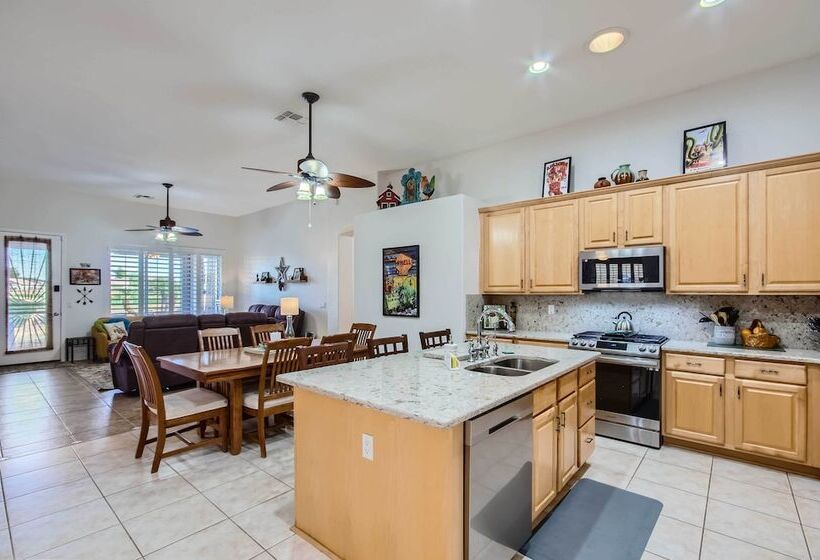 Phoenix Retreat W/ Heated Pool, Gas Grill & Yard!