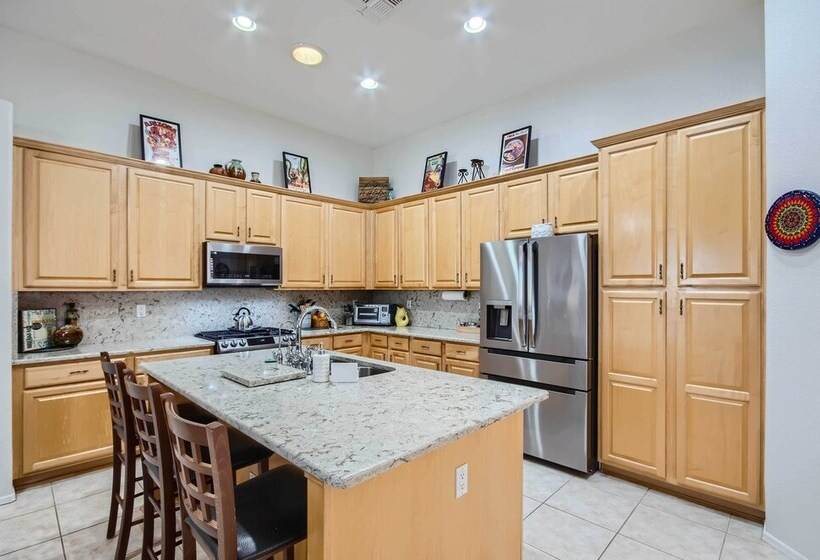 Phoenix Retreat W/ Heated Pool, Gas Grill & Yard!