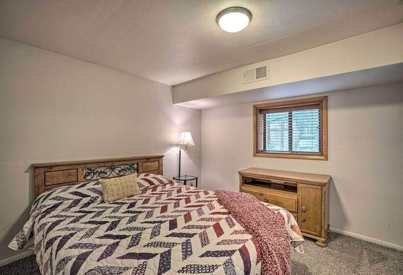 Cozy Pine Retreat W/ Private Hot Tub & Views