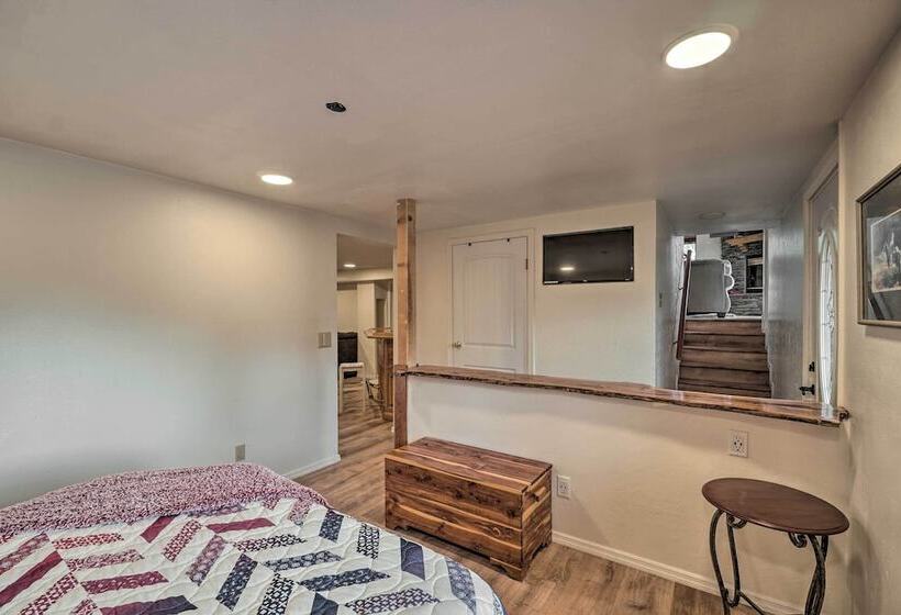 Cozy Pine Retreat W/ Private Hot Tub & Views