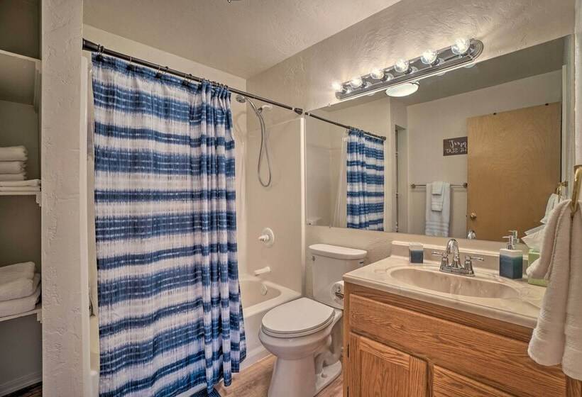 Cozy Pine Retreat W/ Private Hot Tub & Views