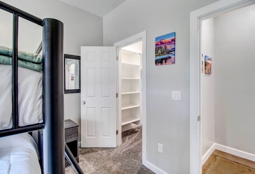 Pinetop Lakeside Home W/ Private Hot Tub & Bar