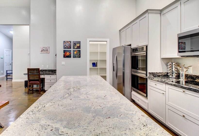 Pinetop Lakeside Home W/ Private Hot Tub & Bar