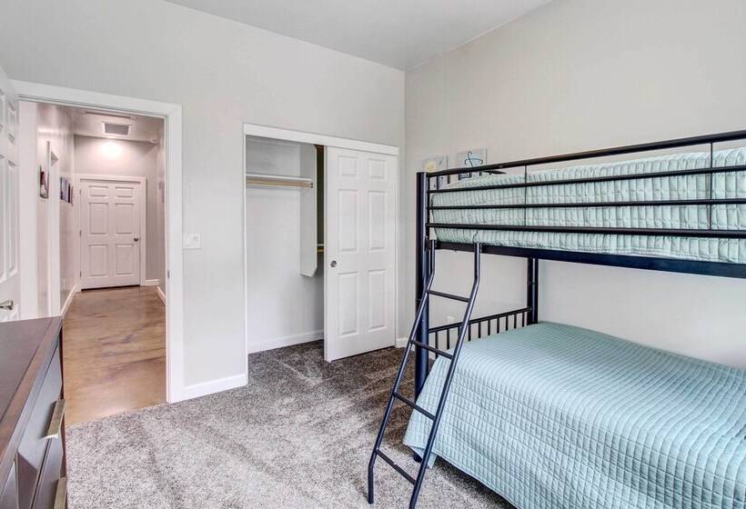 Pinetop Lakeside Home W/ Private Hot Tub & Bar