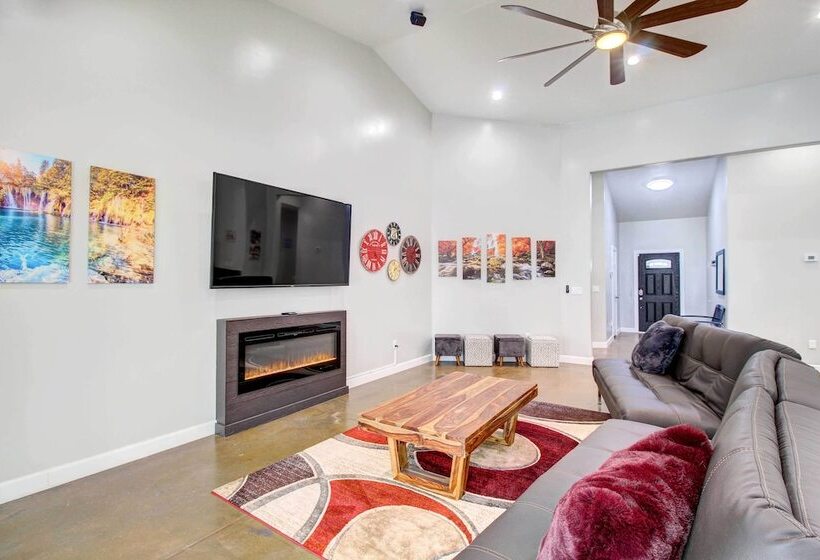 Pinetop Lakeside Home W/ Private Hot Tub & Bar