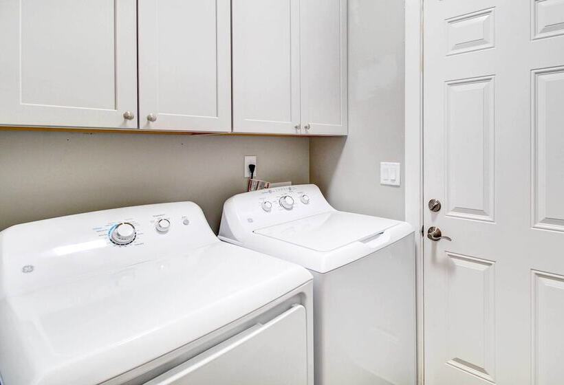 Pinetop Lakeside Home W/ Private Hot Tub & Bar