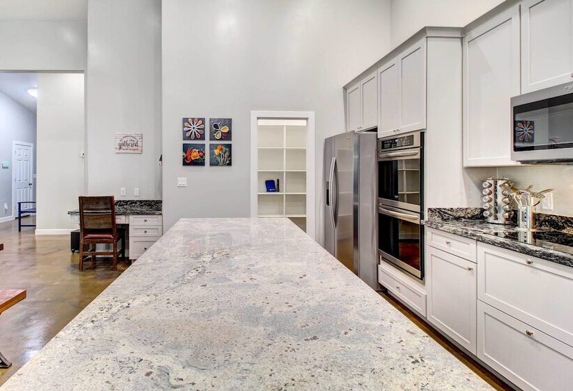 Pinetop Lakeside Home W/ Private Hot Tub & Bar