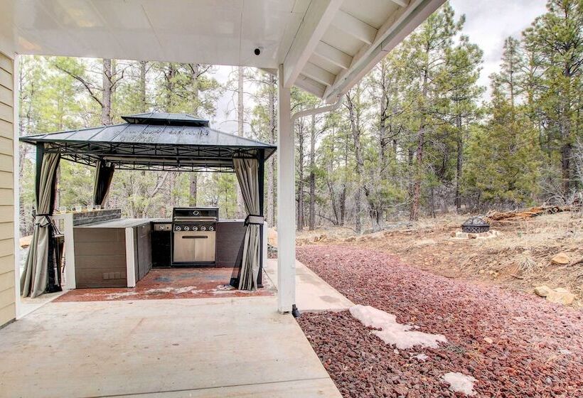 Pinetop Lakeside Home W/ Private Hot Tub & Bar