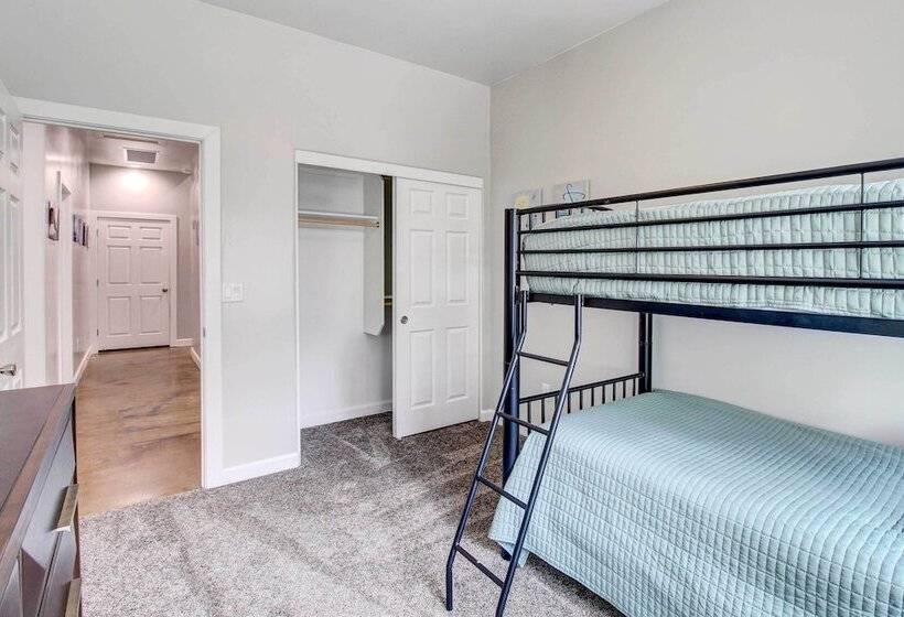 Pinetop Lakeside Home W/ Private Hot Tub & Bar