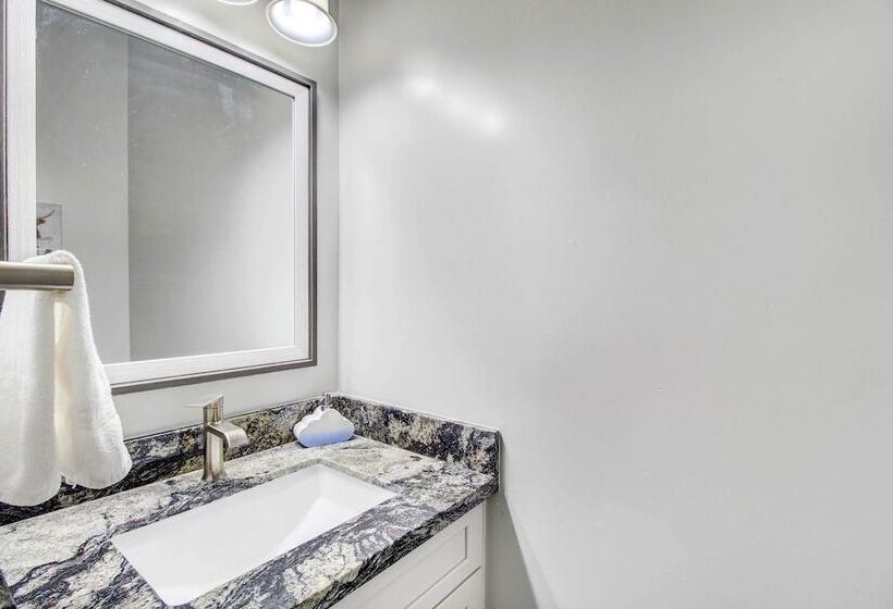 Pinetop Lakeside Home W/ Private Hot Tub & Bar