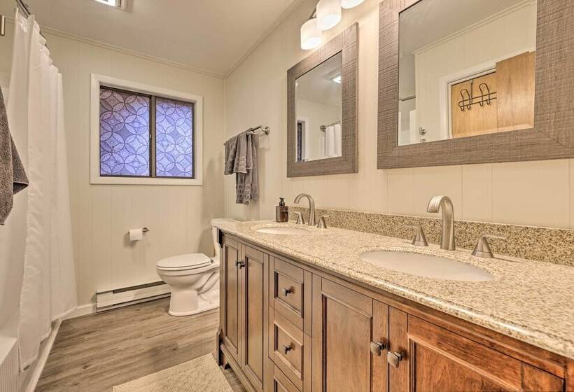 Cozy Poconos Ranch Home W/ Pool Access, Near Lake!