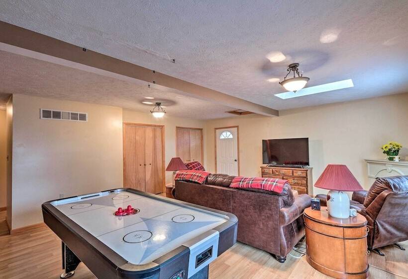 Walk To Pool & Lake: Albrightsville Vacation Home!