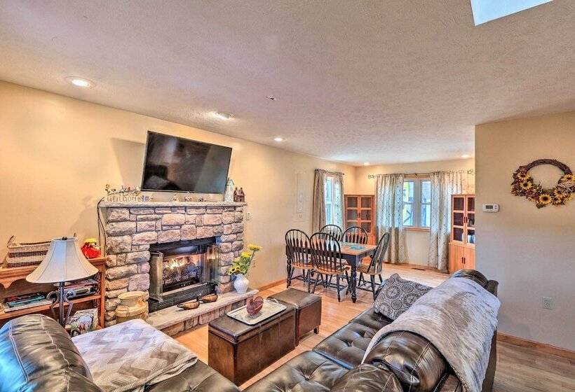 Walk To Pool & Lake: Albrightsville Vacation Home!