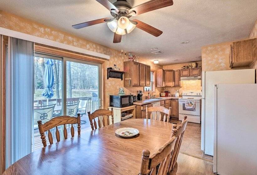 Walk To Pool & Lake: Albrightsville Vacation Home!